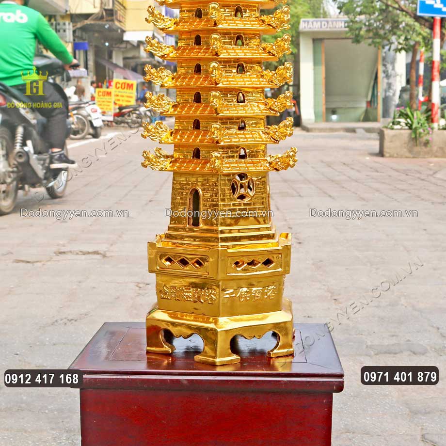 Th&acirc;n th&aacute;p l&agrave; h&igrave;nh b&aacute;t gi&aacute;c, mỗi g&oacute;c l&agrave; một đầu rồng